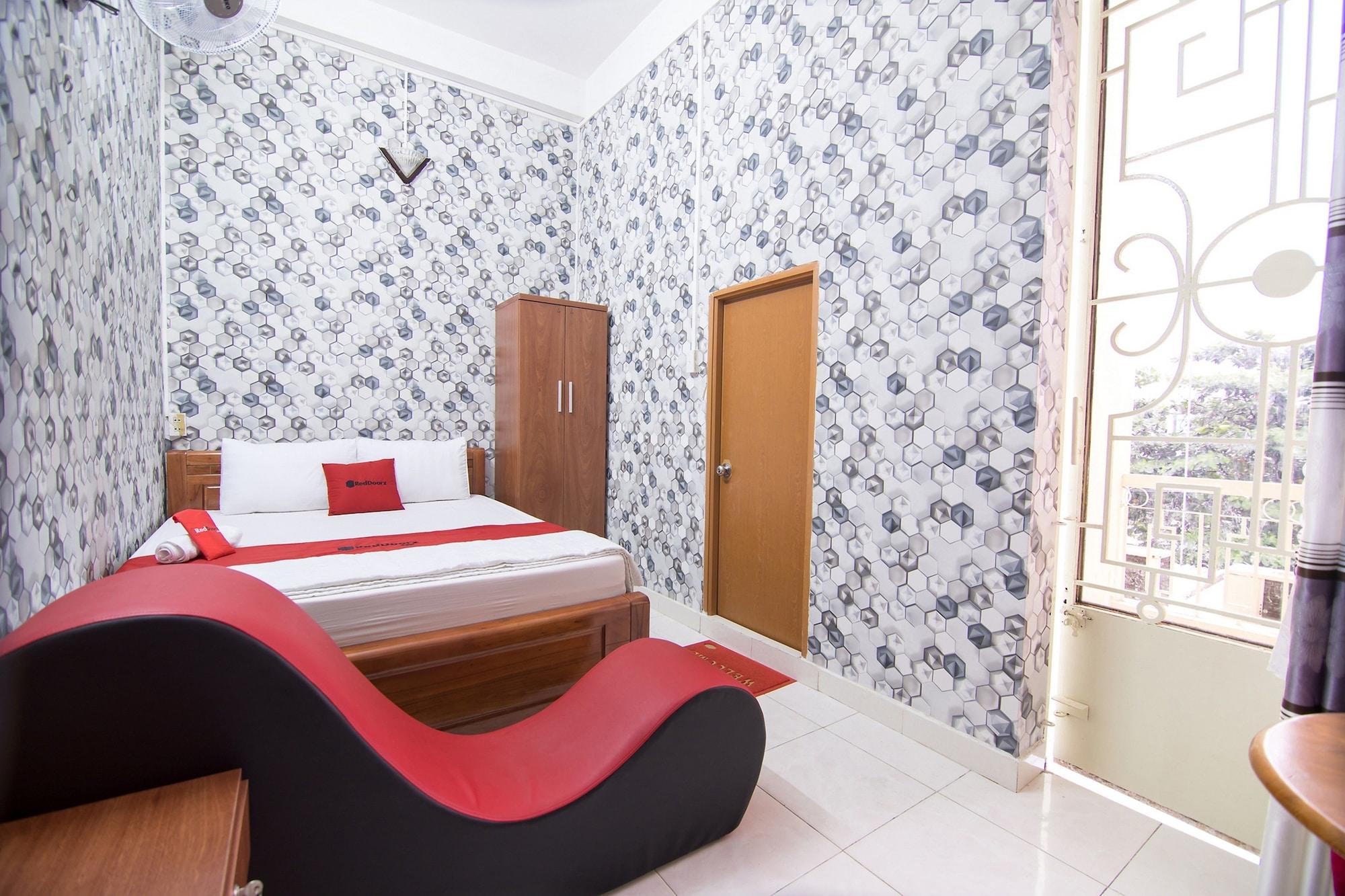 Reddoorz Near Tan Son Nhat Airport 3