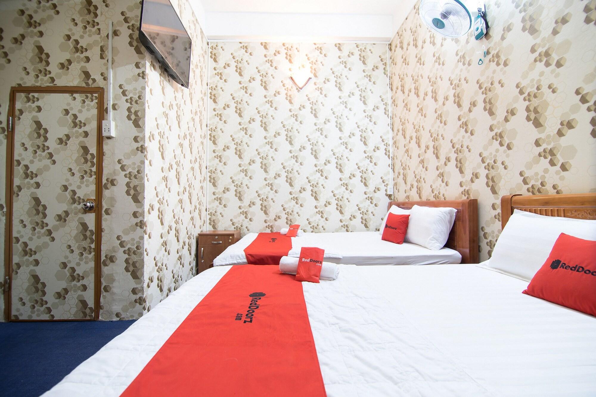 Hotel Reddoorz Near Tan Son Nhat Airport 3 2*