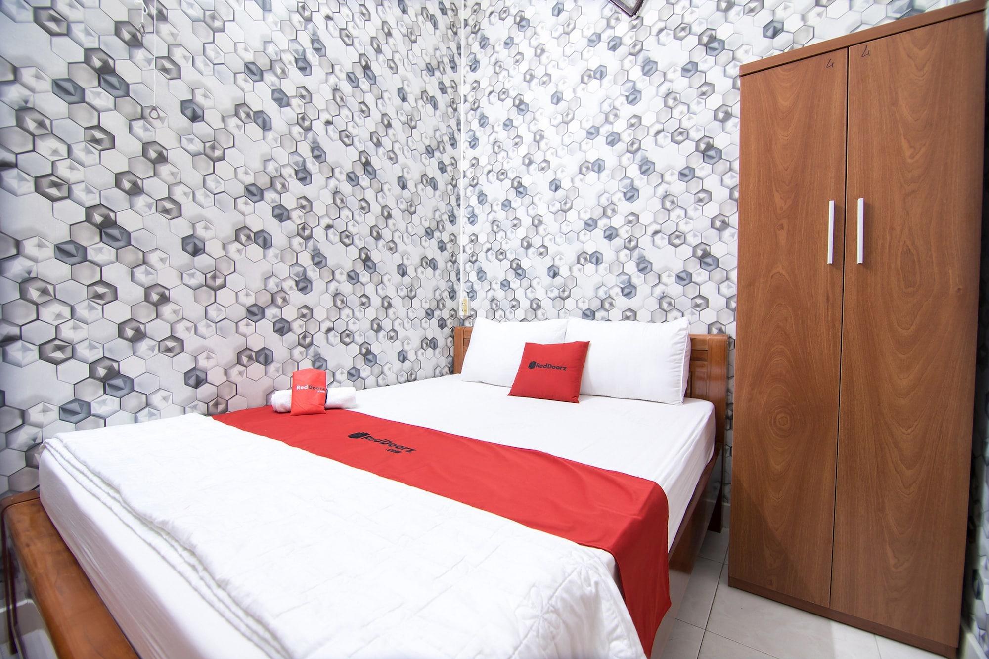 Reddoorz Near Tan Son Nhat Airport 3 Hotel