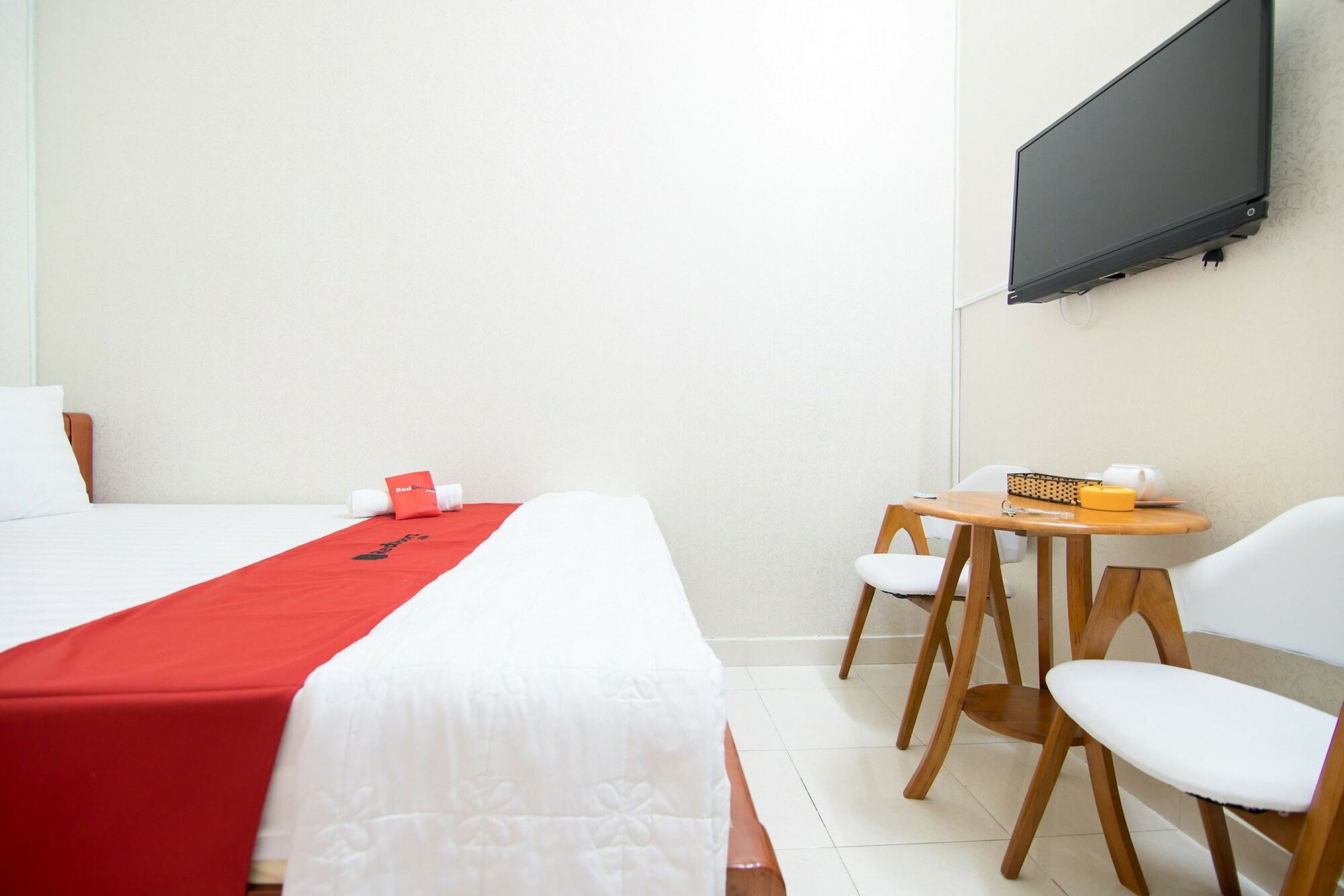 Reddoorz Near Tan Son Nhat Airport 3 2*